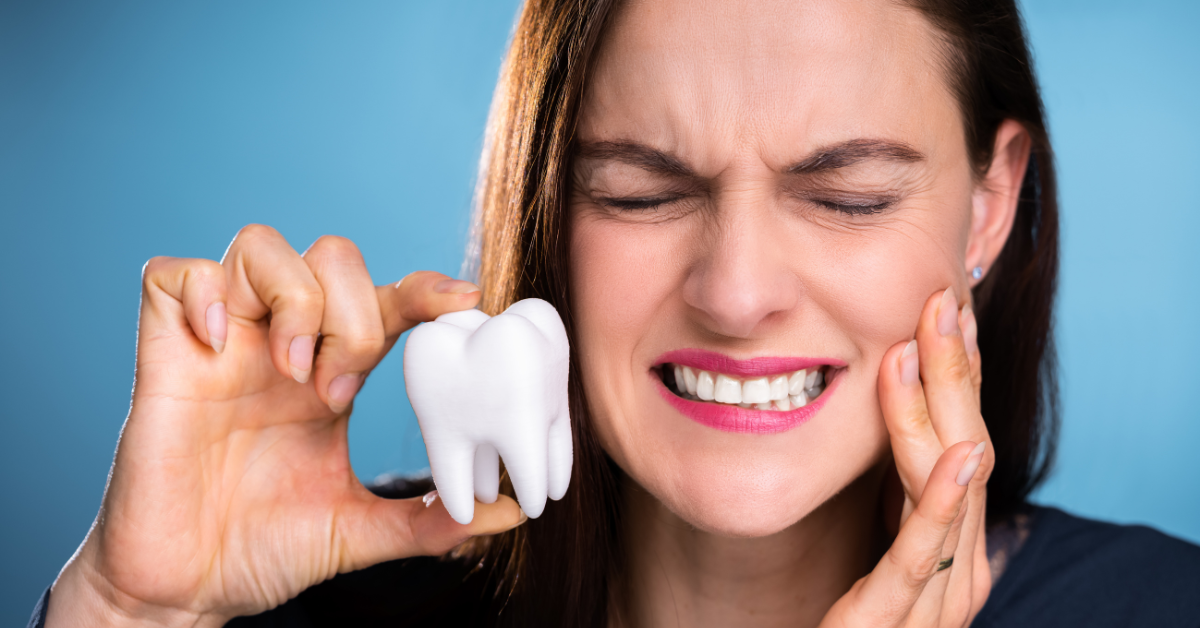 Dental emergency in las vegas - women with tooth pain
